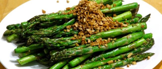 Спаржа с миндалем