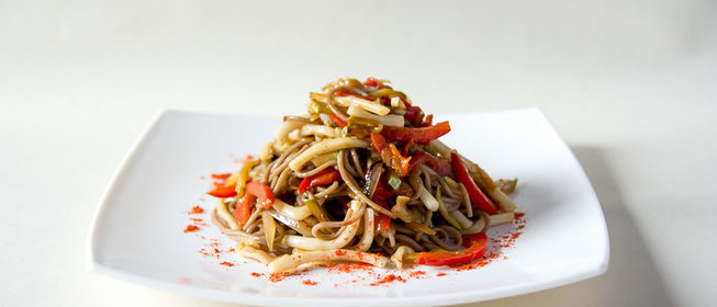 Гречневая лапша с кальмарами