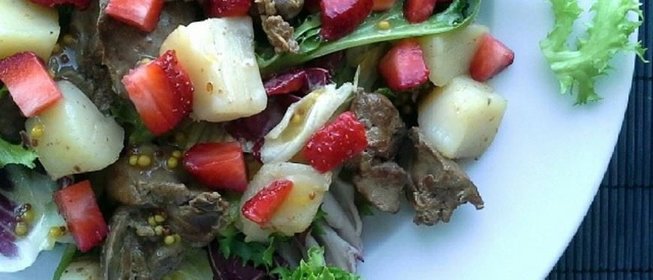 Теплый салат с куриной печенью и морскими гребешками