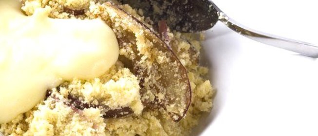 Яблочный десерт с ликером «Амаретто» и специями