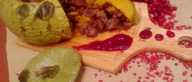 Говядина с черносливом в запеченной тыкве под бруснично-медовым соусом