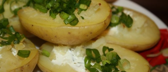 Запеченный картофель со сметаной