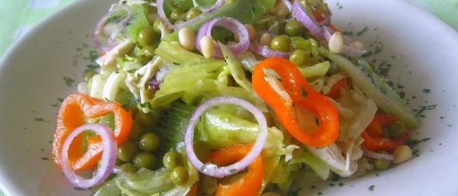 Салат с курицей и киви