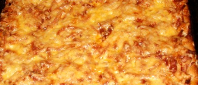 Пицца с колбасами