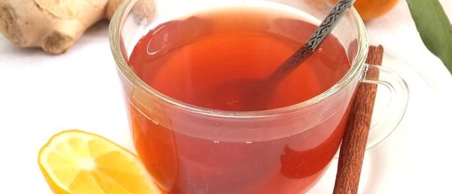 Чайный коктейль с клюквой, ромашкой и имбирём