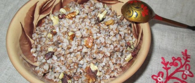 Гречневая каша с грецкими орехами.