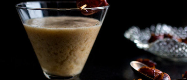 Смузи с финиками, диким рисом и миндальным молоком