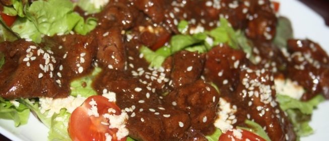 Салат с куриными сердечками и печенью в стиле фьюжн