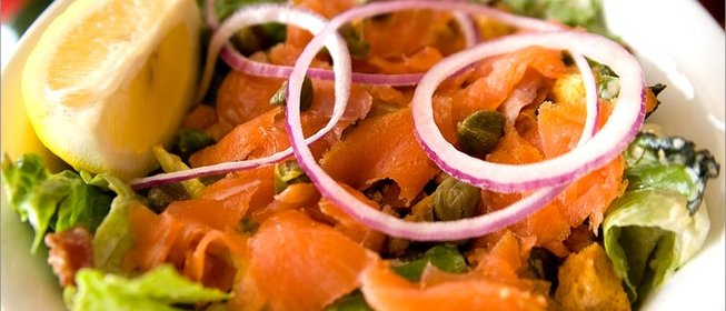 Салат с семгой и сухариками