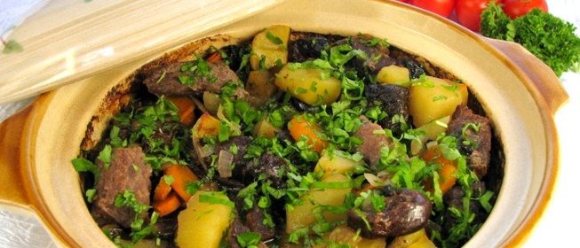 Говядина с черносливом, тушенные в горшочке