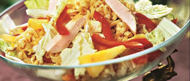 Салат из курицы с зеленым карри