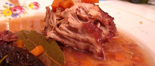 Свинина, тушенная в красном игристом вине