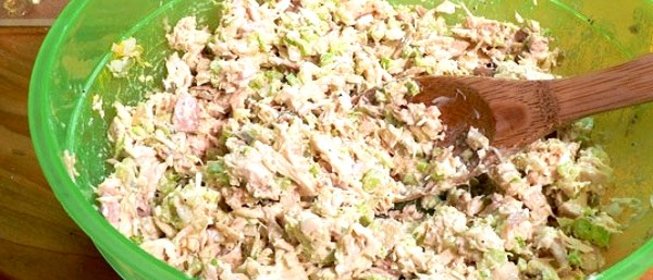 Простой салат из курицы вареной