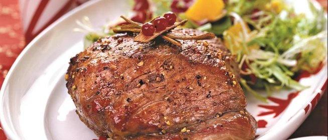 Свинина с брусничным соусом