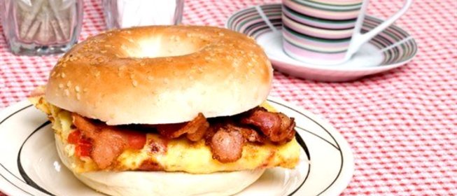 Булочки с луковым омлетом, беконом и печеным красным перцем
