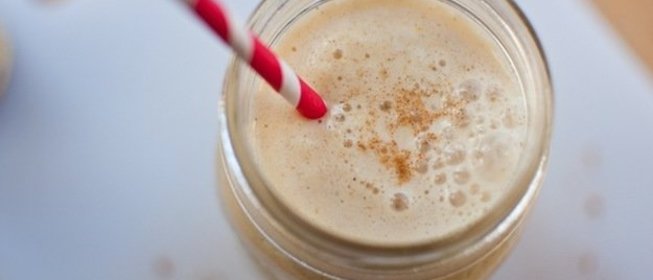 Ванильный смузи с медом и арахисовой пастой