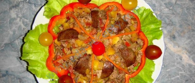 Теплый салат с куриной печенью и помидорами