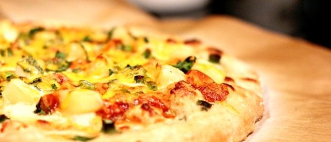 Пицца с ананасами и курицей