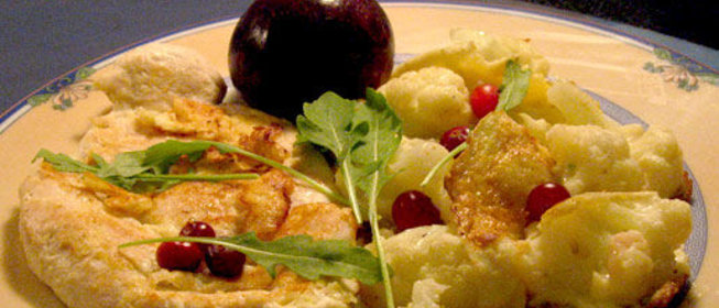 Курица и цветная капуста в омлете