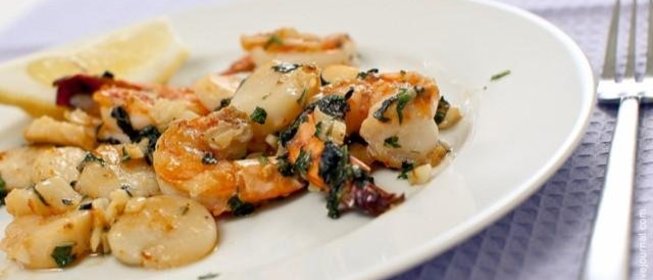 Креветки и морские гребешки с чесноком