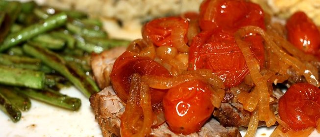 Свинина с помидорами в духовке