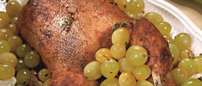 Утка с куриной начинкой и виноградом