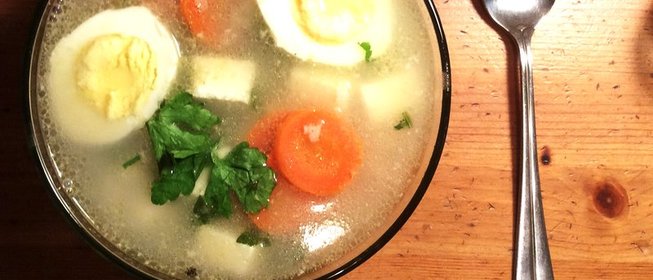 Рыбный суп с сыром и яйцами