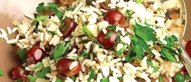 Плов из дикого риса с розмарином и красным виноградом
