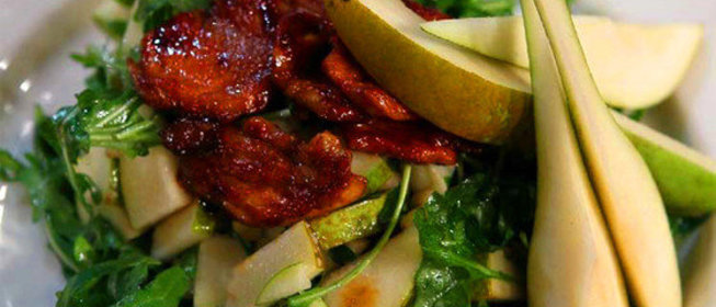 Теплый салат с куриным филе и грушей