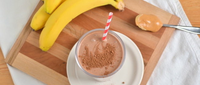 Шоколадный смузи с бананом и кокосовым молоком