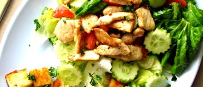 Салат с курицей и помидорами
