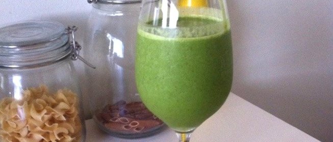 Зеленый коктейль с финиками