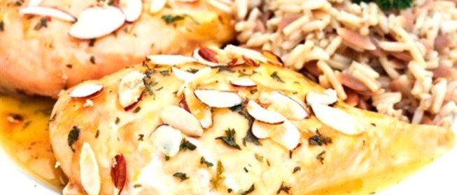 Курица с белым вином и миндалем