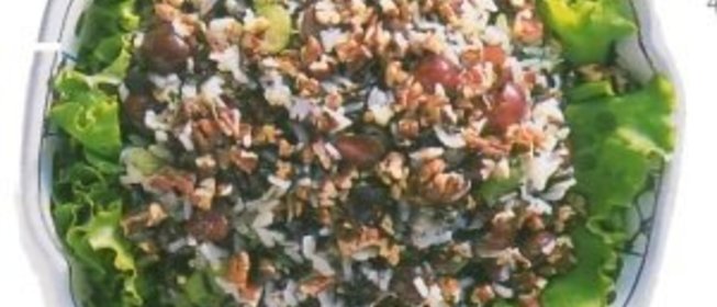 Салат из белого и дикого риса с клюквой и виноградом