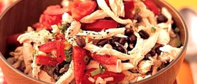 Салат с курицей, рисом и фасолью