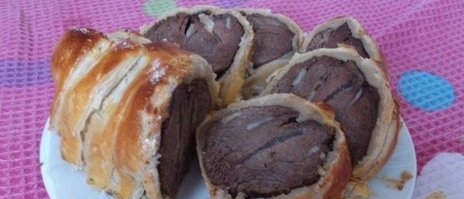 Говядина в слоеном тесте