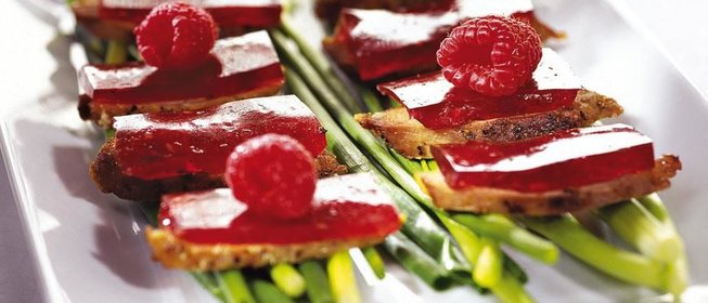 Утиная грудка с малиновым желе