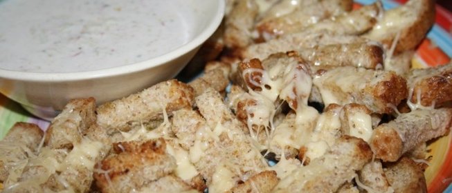 Пшеничные сухарики с сыром + йогуртовый соус с овощами