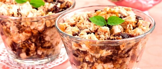 Салат с куриным филе, черносливом и орехами