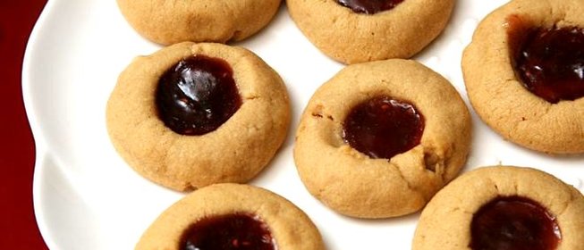 Печенье с вареньем и арахисом