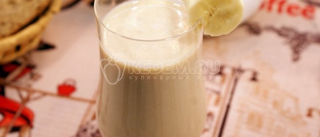 Молочно-банановый коктейль с финиками