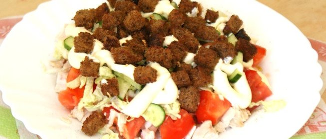 Овощной салат с куриной грудкой и сухариками