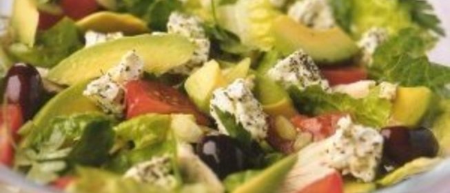 Греческий островной салат с курицей и авокадо