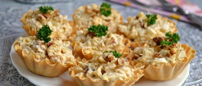 Салат с курицей и ананасом в тарталетках