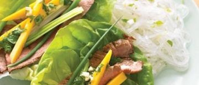 Говядина с салатом и лапшой