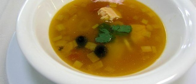 Рыбный суп с лососем, дорадой и кальмарами