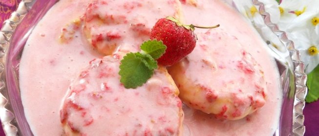Десерт из сырников в сметане с клубникой