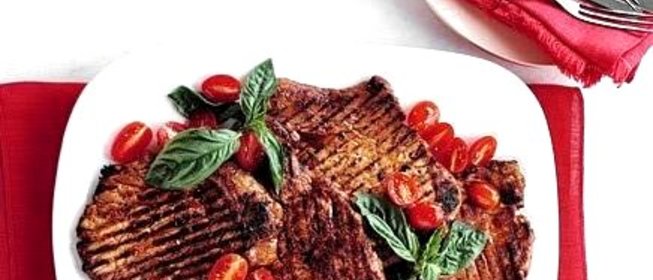 Свинина на гриле с помидорами черри