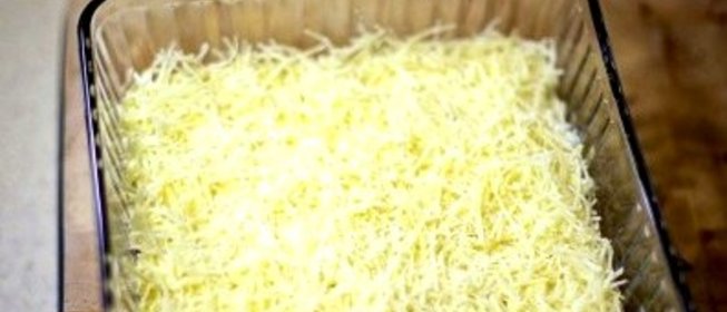 Слоеный салат с курицей и грибами