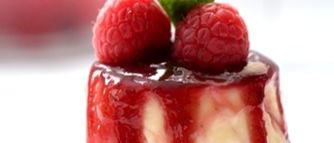 Ванильная панна-котта с ягодным компотом и малиной